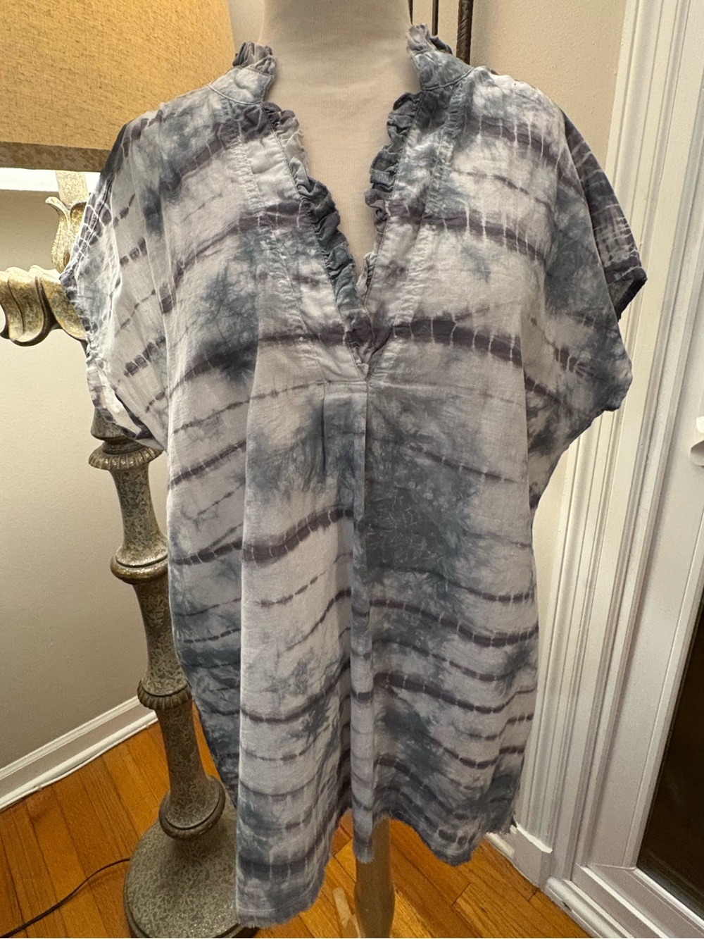 Wearables XCVI Women's Idra Ruffle Short Sleeve Hi-Low Raw Edge Tunic, L (EUC)